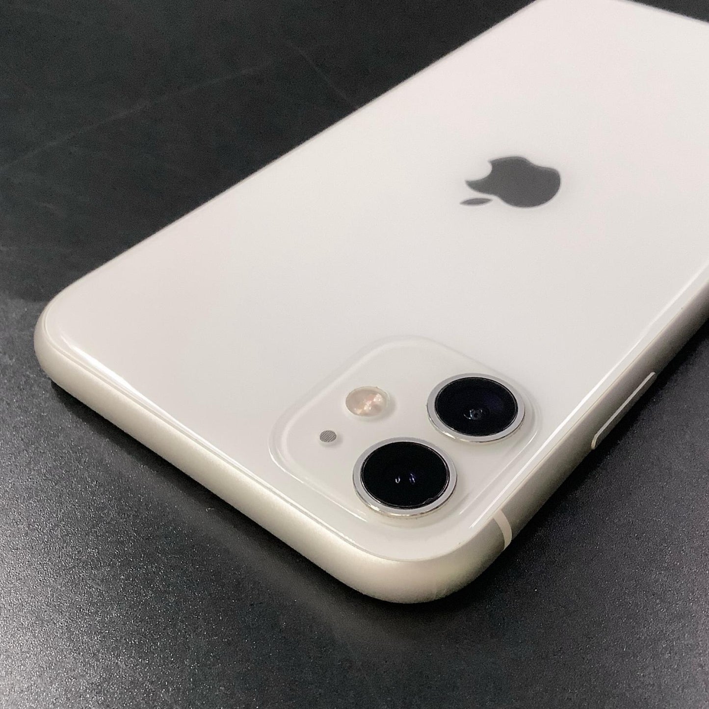 【全額返金保証】【最速発送】Apple iPhone iPhone 11 128GB ホワイト au 白ロム 動作確認済 84%