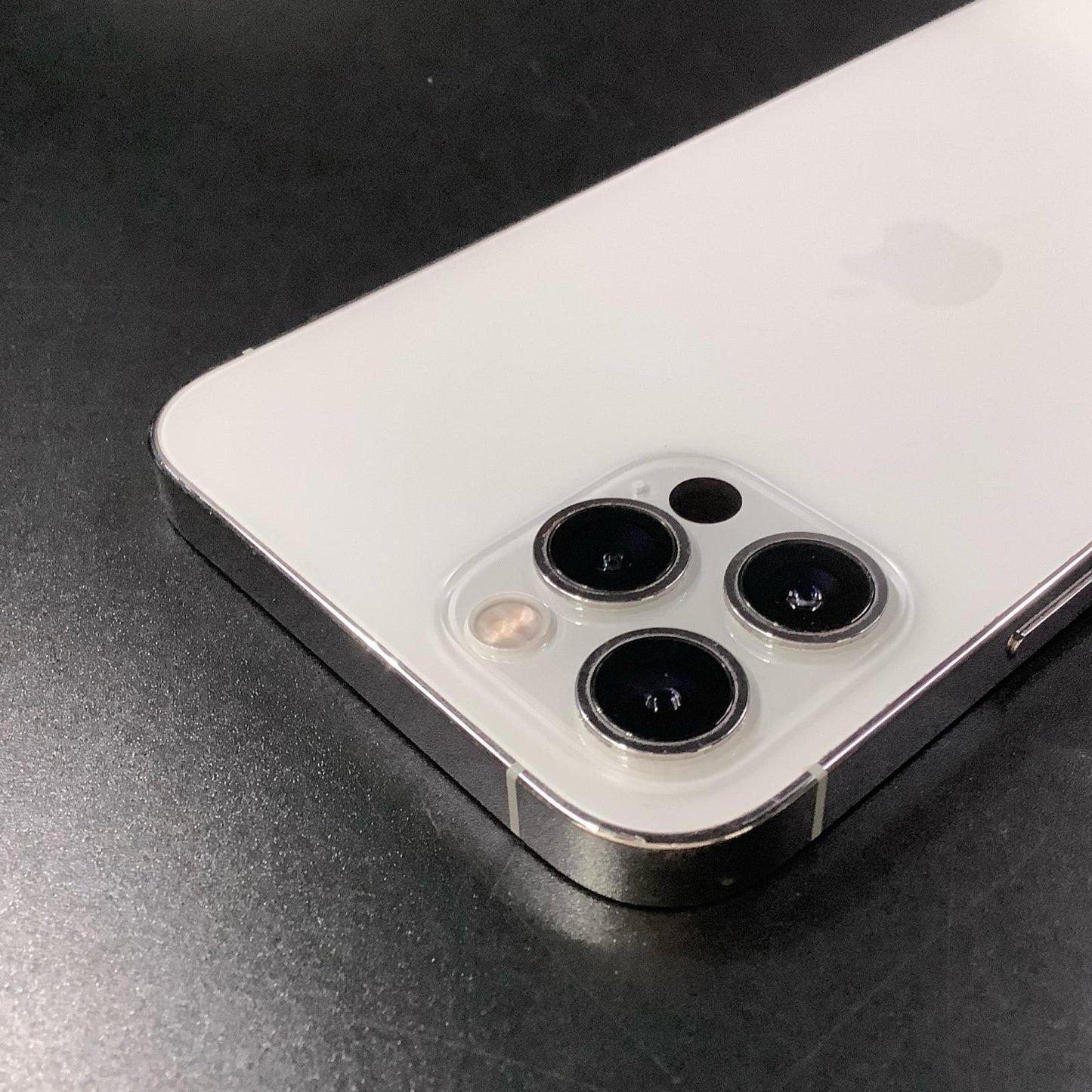【全額返金保証】【最速発送】Apple iPhone iPhone 12 Pro 256GB シルバー docomo 白ロム 動作確認済 87%