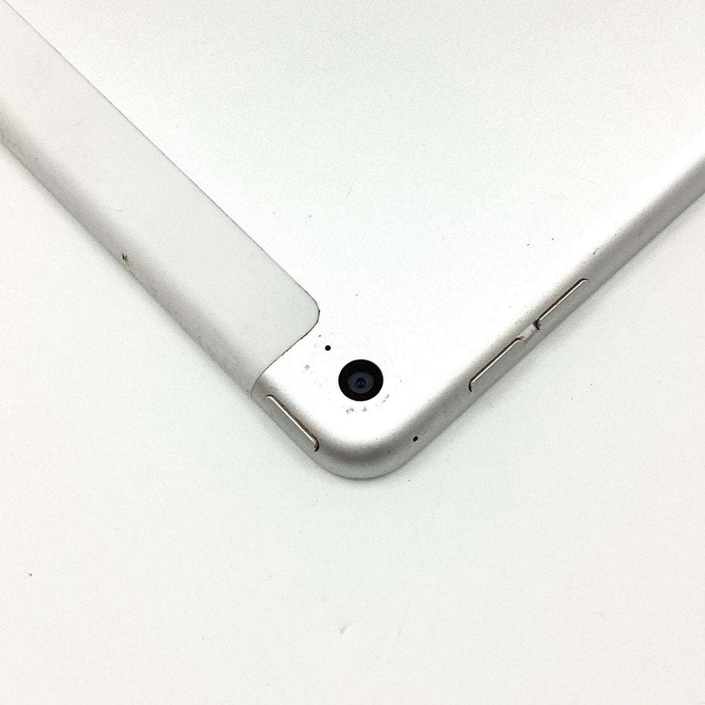 【全額返金保証】【最速発送】Apple iPad iPad Air 9.7インチ 第2世代 32GB シルバー WiFi+Cellular Softbank 白ロム 動作確認済