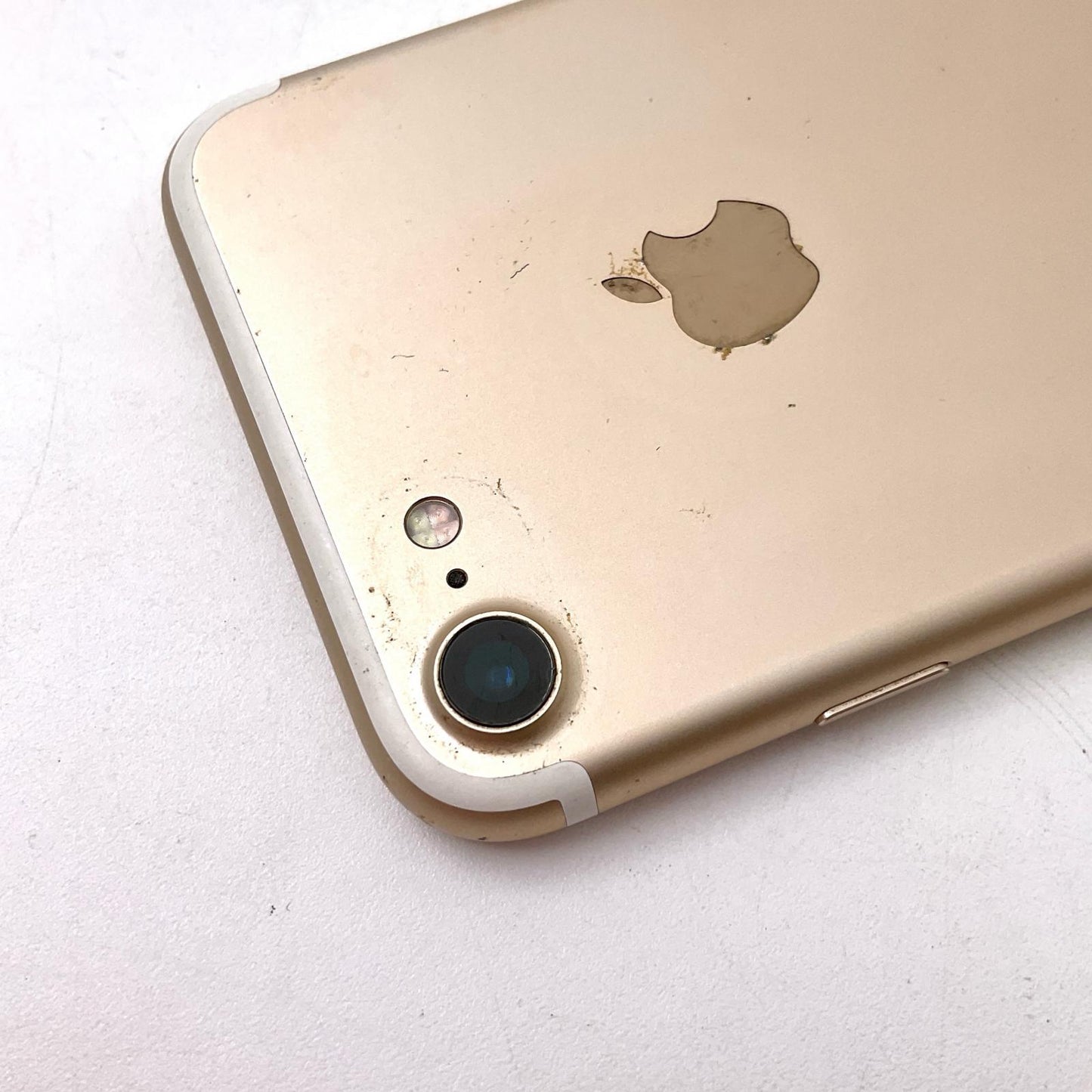 【全額返金保証】【最速発送】Apple iPhone 7 32GB ゴールド Softbank SIMフリー 白ロム 動作確認済 67%