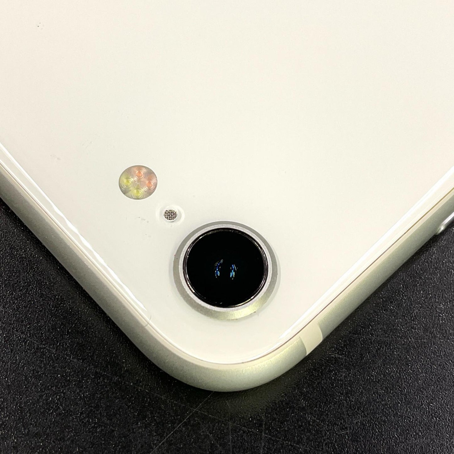 【全額返金保証】【最速発送】Apple iPhone iPhone SE（第2世代） 64GB ホワイト au 白ロム 動作確認済 79%