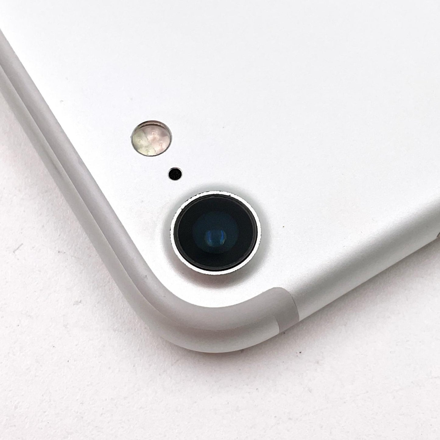 【全額返金保証】【最速発送】Apple iPhone iPhone 7 32GB シルバー au 白ロム 動作確認済 77%