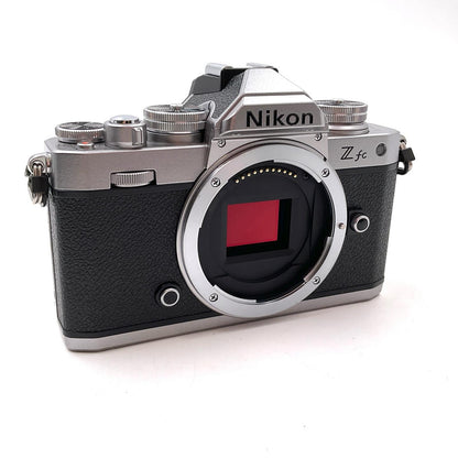 【全額返金保証】【最速発送】Nikon デジタル一眼 Z fc 16-50 VR レンズキット シルバー 超美品 動作確認済