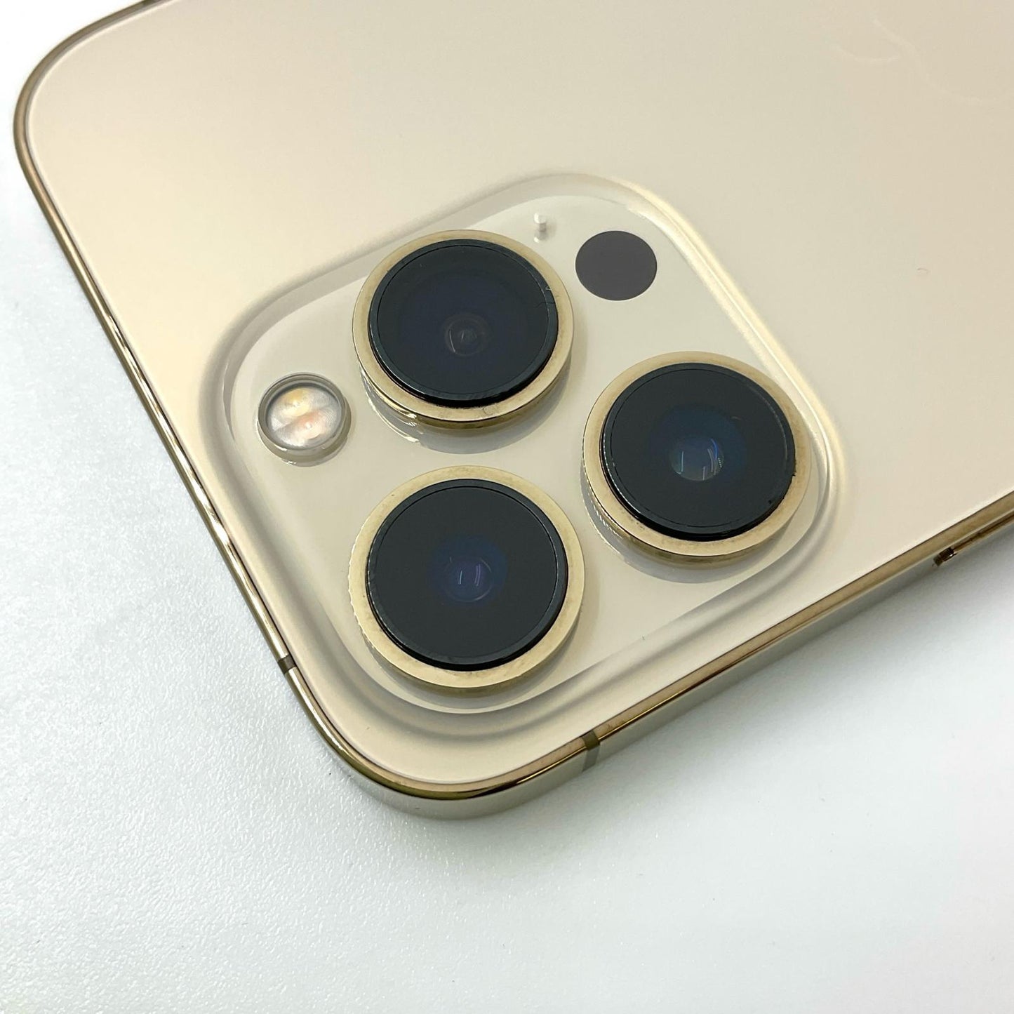 【全額返金保証】【最速発送】Apple iPhone iPhone 13 Pro 256GB ゴールド docomo 白ロム 動作確認済 88%