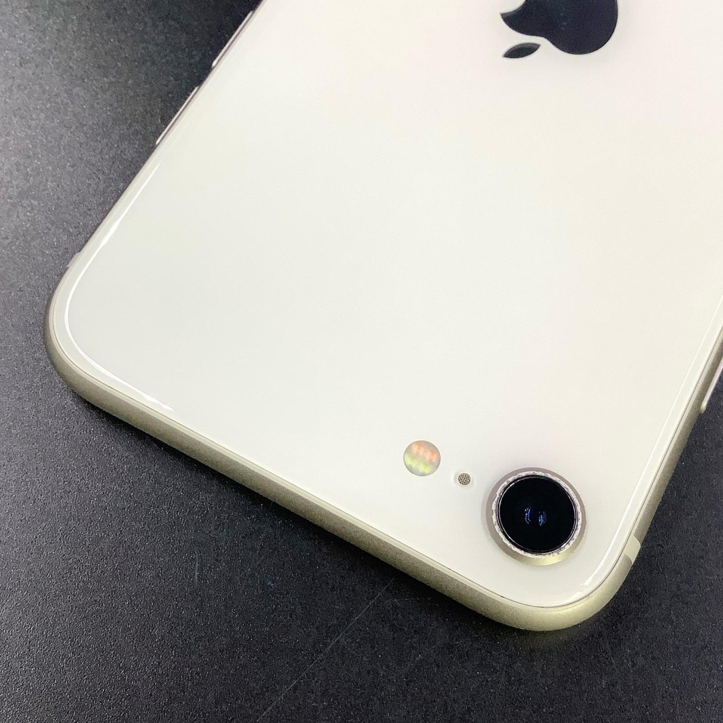 【全額返金保証】【最速発送】Apple iPhone iPhone SE（第3世代） 64GB スターライト au 白ロム 動作確認済 80%