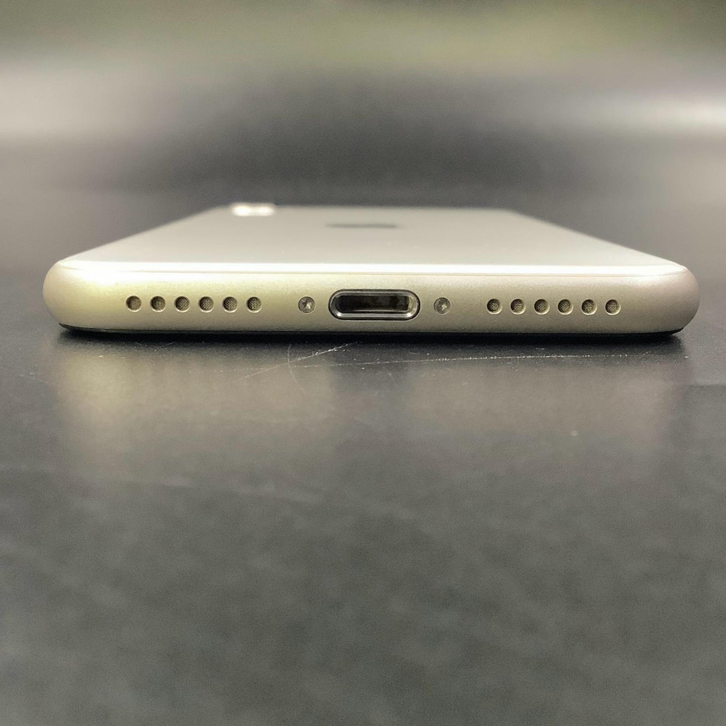 【全額返金保証】【最速発送】Apple iPhone iPhone SE（第3世代） 64GB スターライト au 白ロム 動作確認済 80%