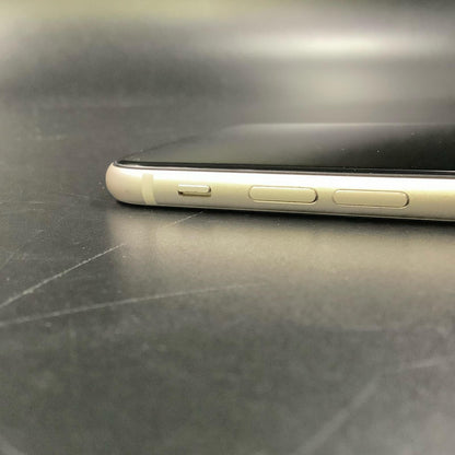 【全額返金保証】【最速発送】Apple iPhone iPhone SE（第3世代） 64GB スターライト au 白ロム 動作確認済 80%
