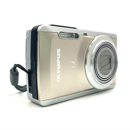 【全額返金保証】【最速発送】OLYMPUS コンパクトデジタルカメラ μ-7040 チタニウムシルバー 美品 動作確認済