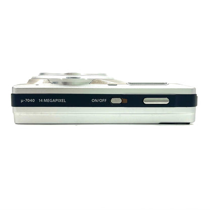 【全額返金保証】【最速発送】OLYMPUS コンパクトデジタルカメラ μ-7040 チタニウムシルバー 美品 動作確認済