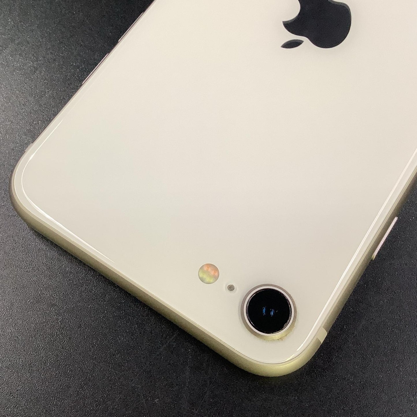 【全額返金保証】【最速発送】Apple iPhone iPhone SE（第3世代） 64GB スターライト docomo 白ロム 動作確認済 81%