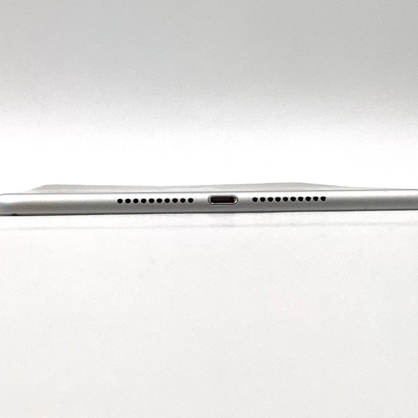 【最速発送】Apple iPad mini 7.9インチ 第4世代 128GB シルバー WiFi+Cellular au 白ロム【難有】