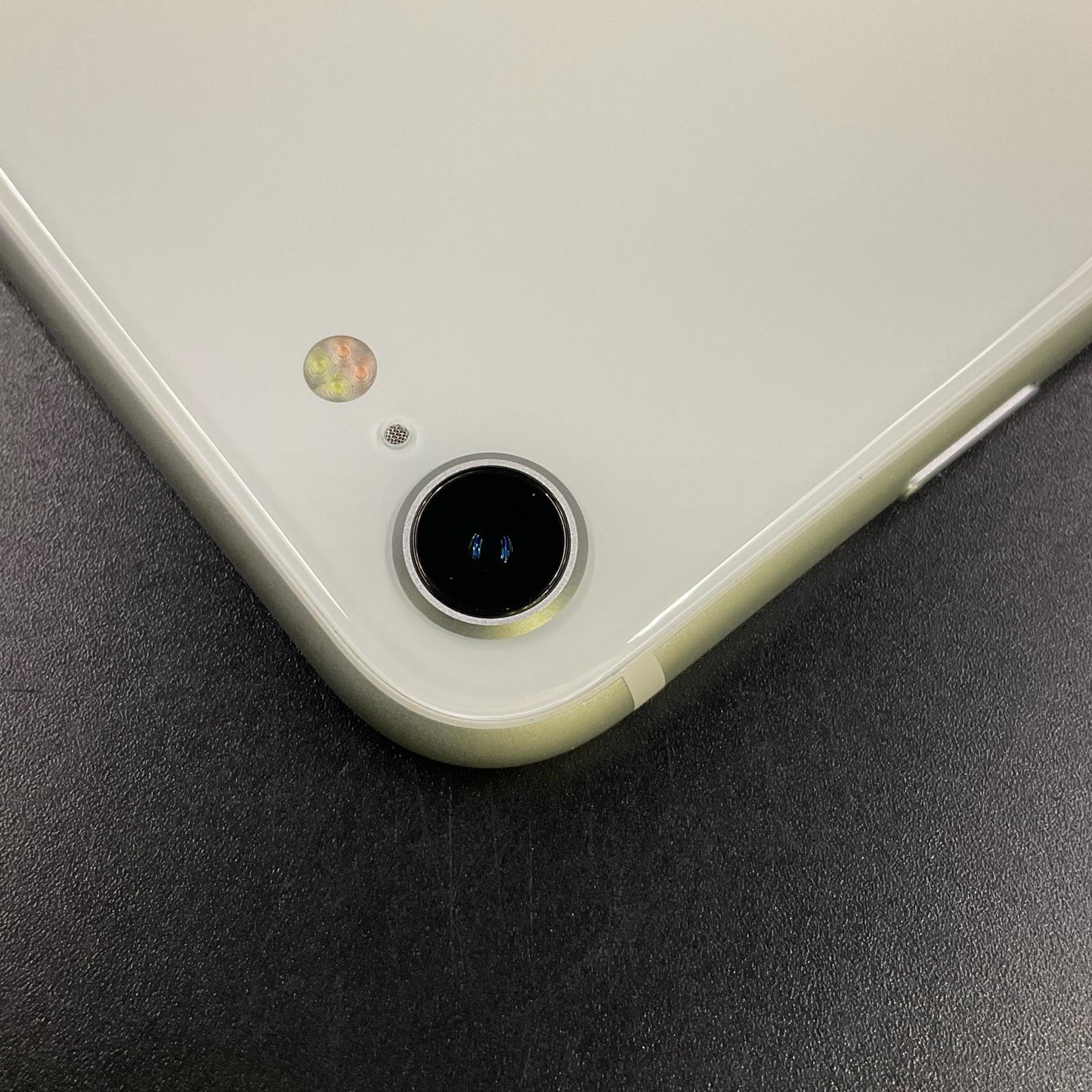 【全額返金保証】【最速発送】Apple iPhone iPhone SE（第2世代） 64GB ホワイト docomo 白ロム 動作確認済 80%