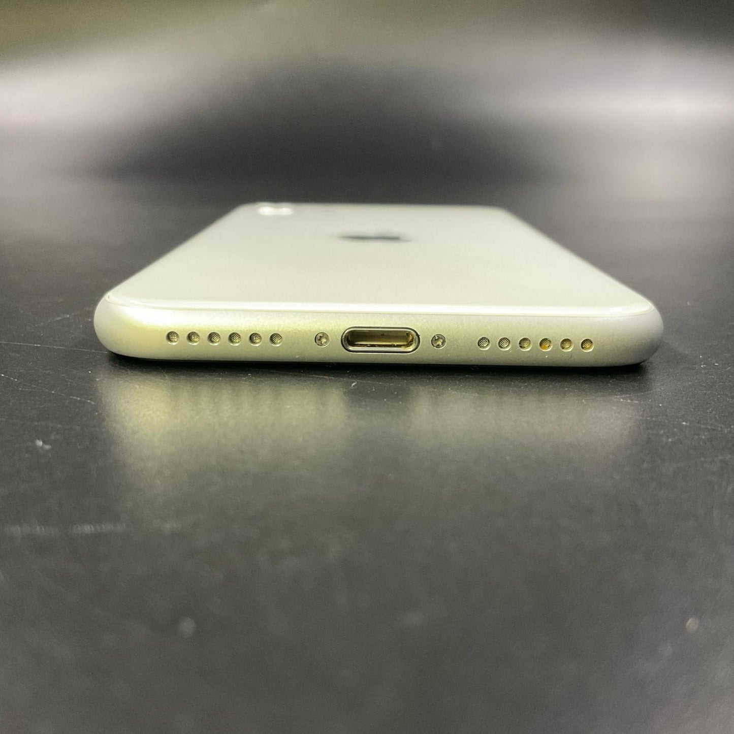 【全額返金保証】【最速発送】Apple iPhone iPhone SE（第2世代） 64GB ホワイト docomo 白ロム 動作確認済 80%