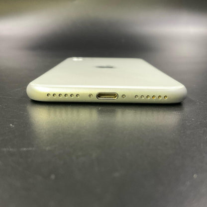【全額返金保証】【最速発送】Apple iPhone iPhone SE（第2世代） 64GB ホワイト docomo 白ロム 動作確認済 80%