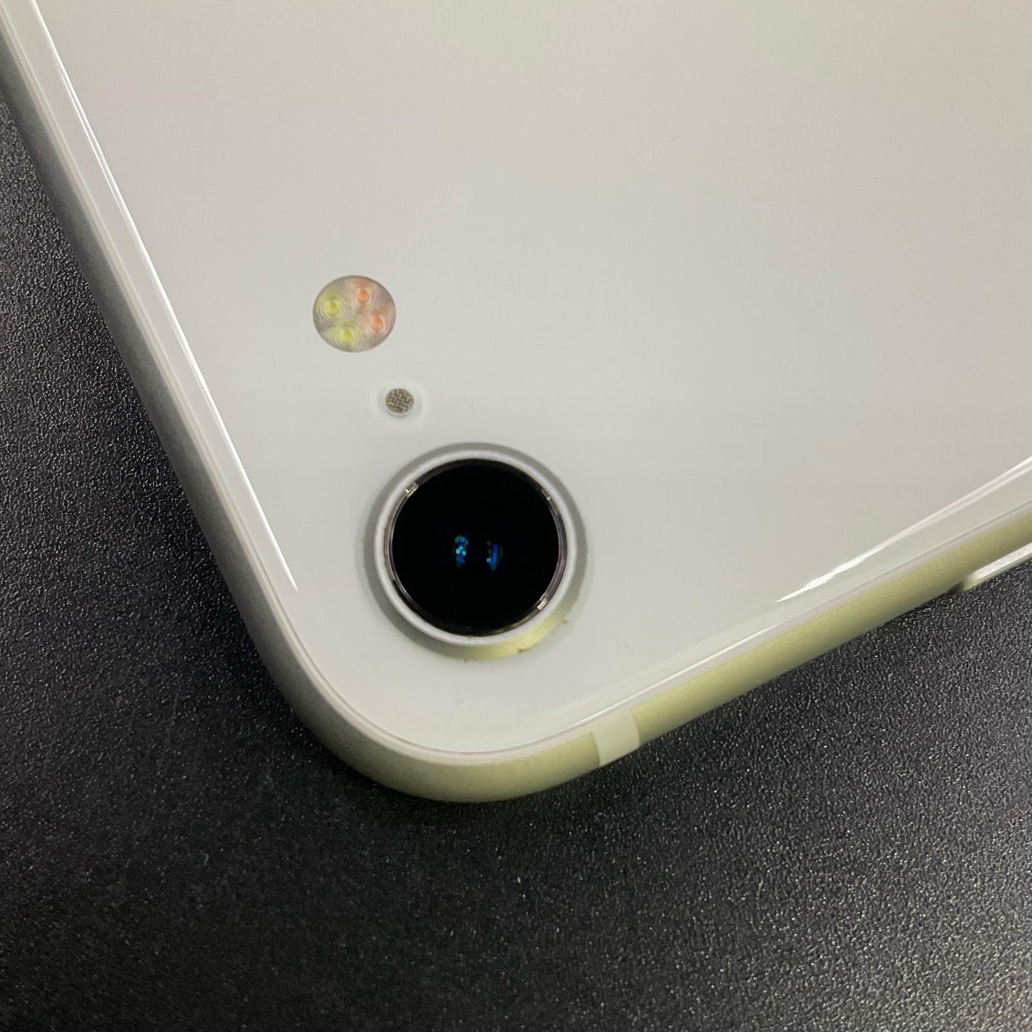 【全額返金保証】【最速発送】Apple iPhone iPhone SE（第2世代） 64GB ホワイト au 白ロム 動作確認済 83%