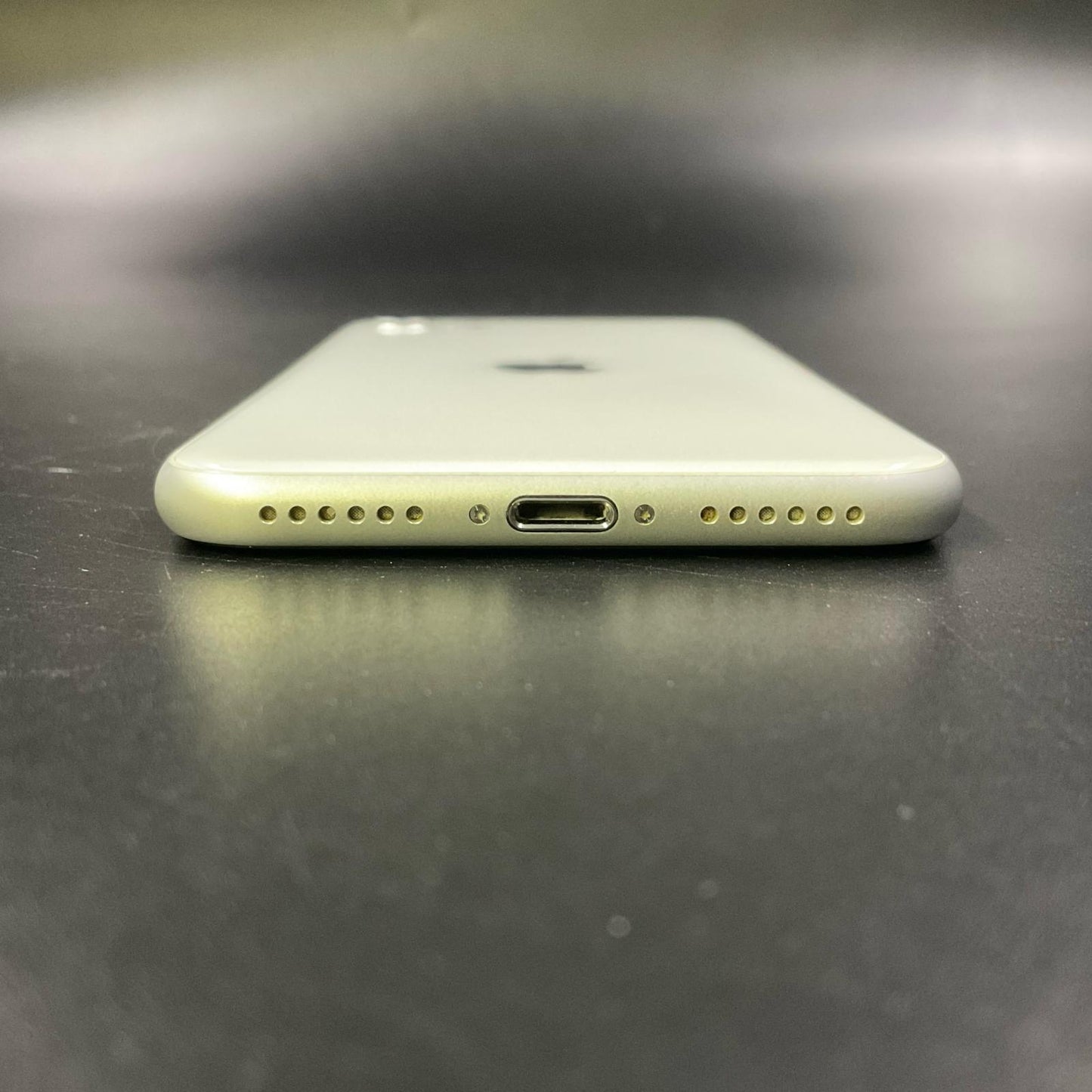 【全額返金保証】【最速発送】Apple iPhone iPhone SE（第2世代） 64GB ホワイト au 白ロム 動作確認済 83%