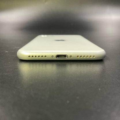 【全額返金保証】【最速発送】Apple iPhone iPhone SE（第2世代） 64GB ホワイト au 白ロム 動作確認済 83%