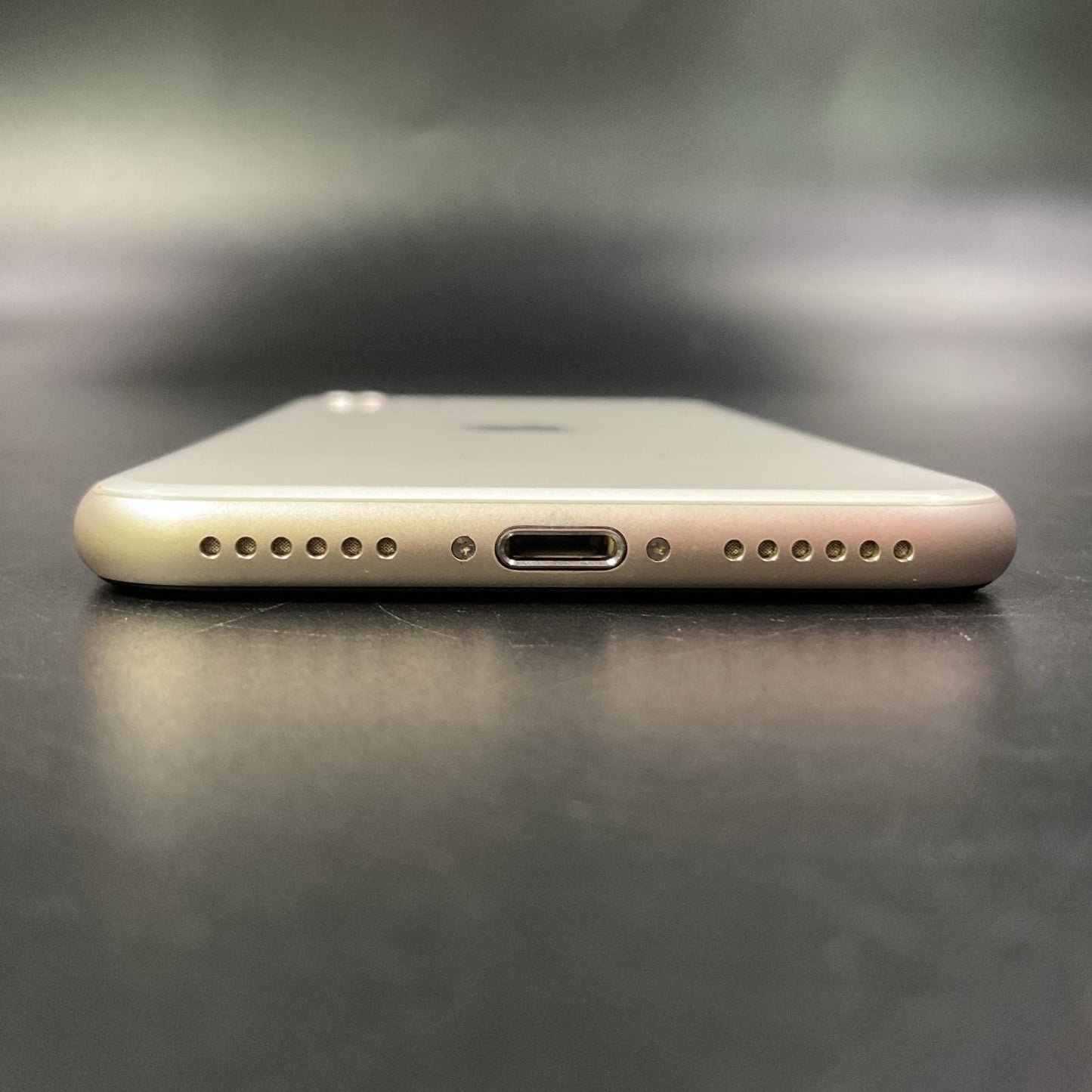 【全額返金保証】【最速発送】Apple iPhone iPhone SE（第3世代） 128GB スターライト au 白ロム 動作確認済 82%
