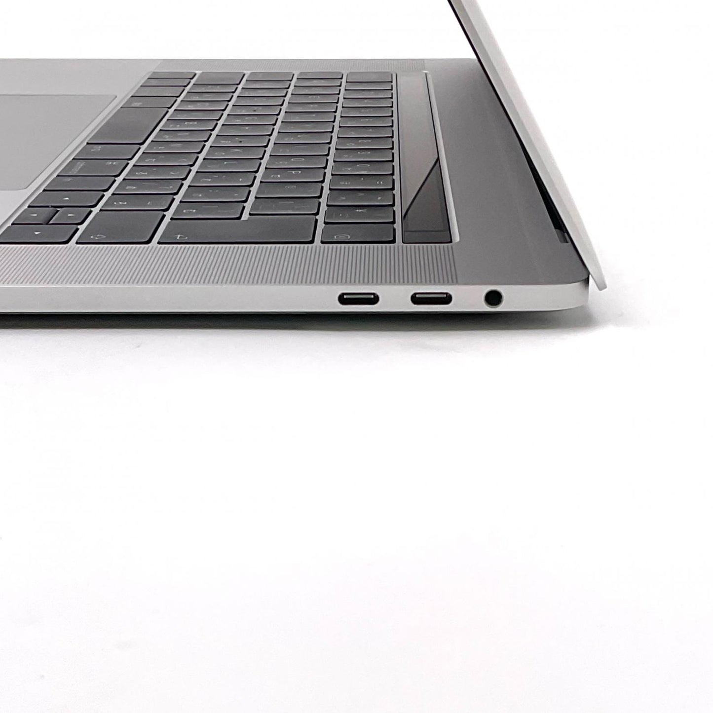 【全額返金保証】【最速発送】Apple MacBook Pro 15インチ 2019 Intel Core i7 6コア　2.6GHz 16GB SSD 256GB シルバー 美品 動作確認済