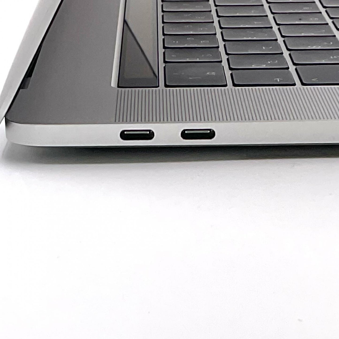 【全額返金保証】【最速発送】Apple MacBook Pro 15インチ 2019 Intel Core i7 6コア　2.6GHz 16GB SSD 256GB シルバー 美品 動作確認済