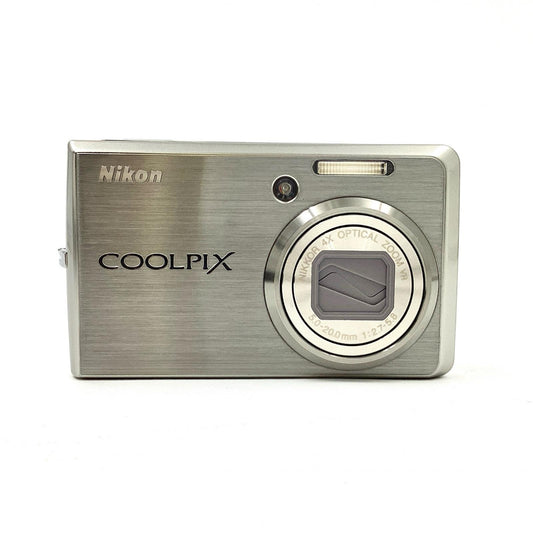 【全額返金保証】【最速発送】Nikon コンパクトデジタルカメラ COOLPIX S600 [シルバー] 動作確認済