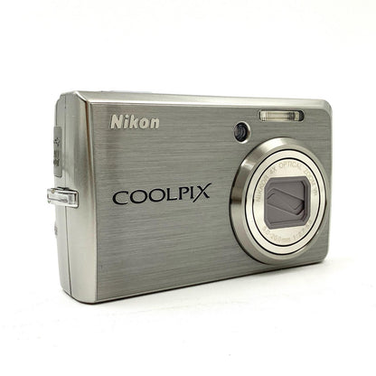 【全額返金保証】【最速発送】Nikon コンパクトデジタルカメラ COOLPIX S600 [シルバー] 動作確認済