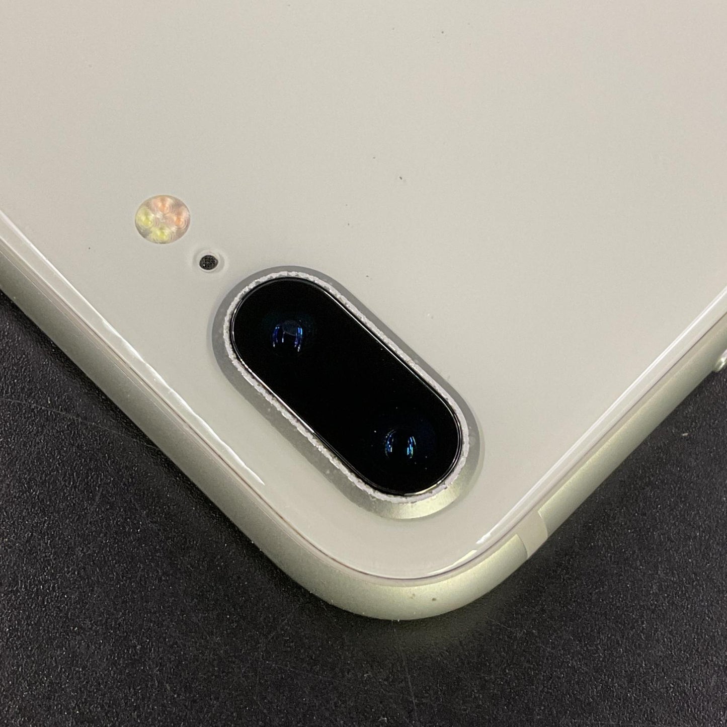 【最速発送】Apple iPhone iPhone 8 Plus 64GB シルバー docomo 白ロム【難有】 83%