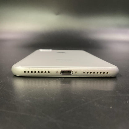 【最速発送】Apple iPhone iPhone 8 Plus 64GB シルバー docomo 白ロム【難有】 83%