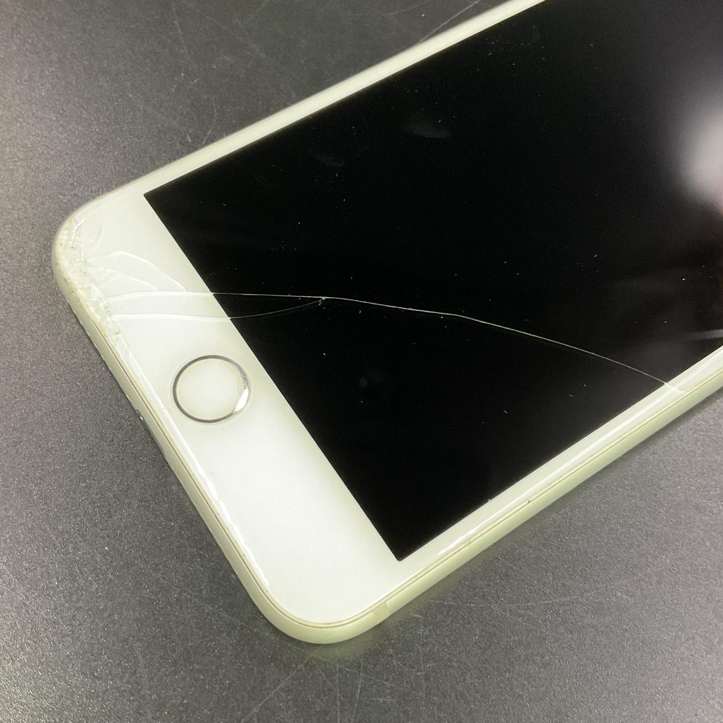 【最速発送】Apple iPhone iPhone 8 Plus 64GB シルバー docomo 白ロム【難有】 83%