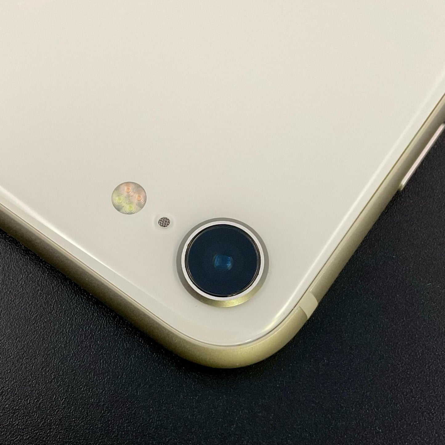 【全額返金保証】【最速発送】Apple iPhone iPhone SE（第3世代） 64GB スターライト au 動作確認済 88%