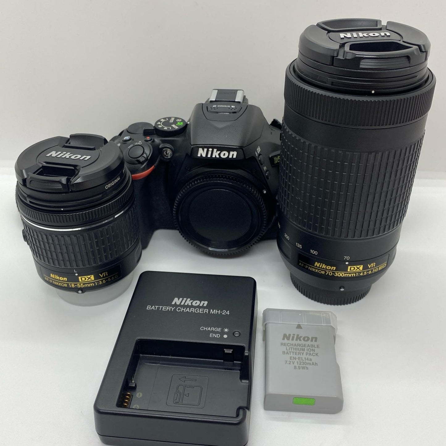 【全額返金保証】【最速発送】Nikon デジタル一眼 D5600 ダブルズームキット ブラック 動作確認済