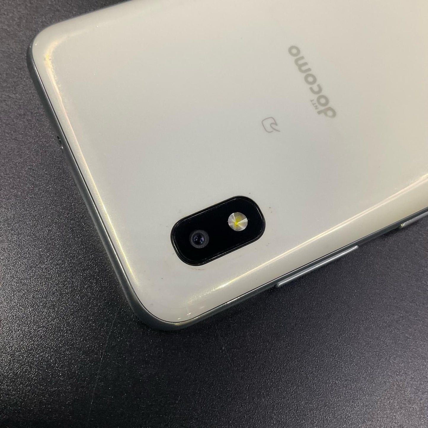 【全額返金保証】【最速発送】SAMSUNG Galaxy A21 64GB ホワイト docomo SC-42A 白ロム 動作確認済