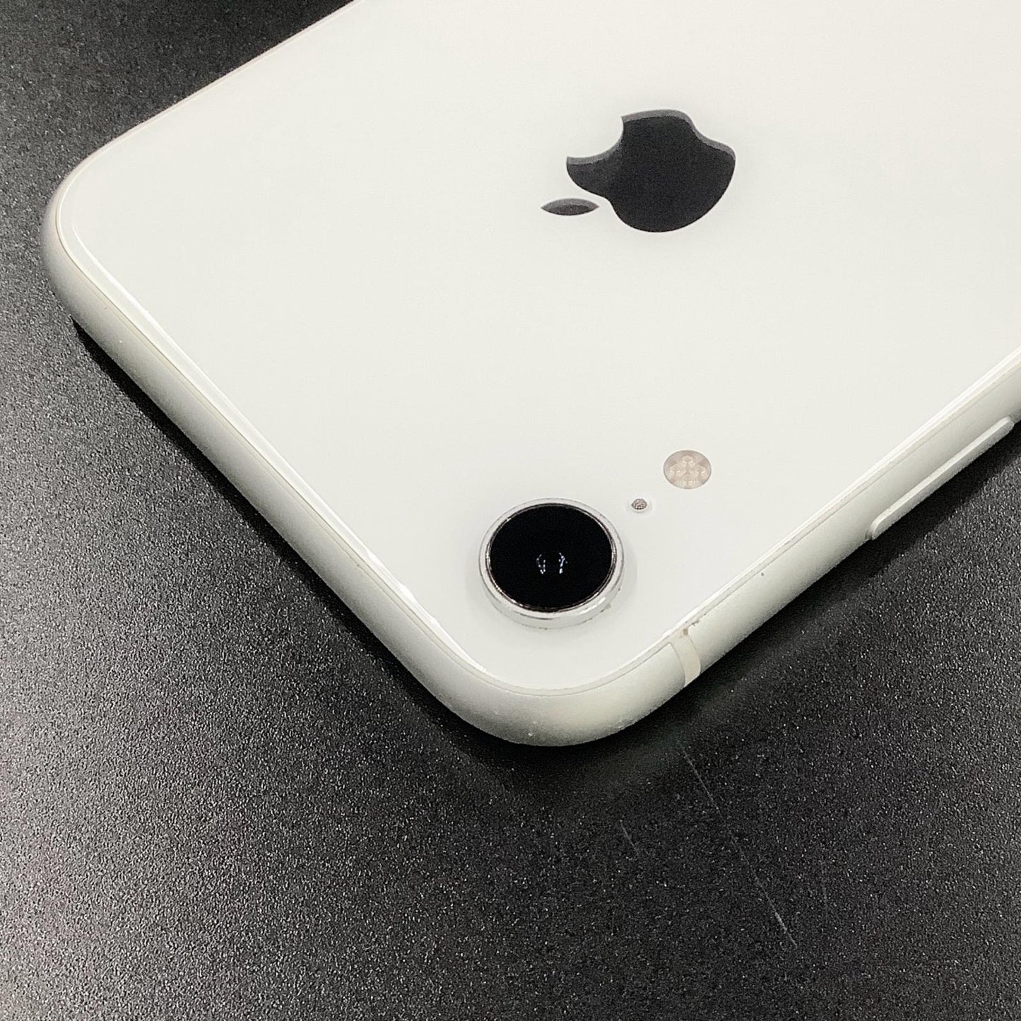 【全額返金保証】【最速発送】Apple iPhone iPhone XR 128GB ホワイト docomo 白ロム 動作確認済 81%