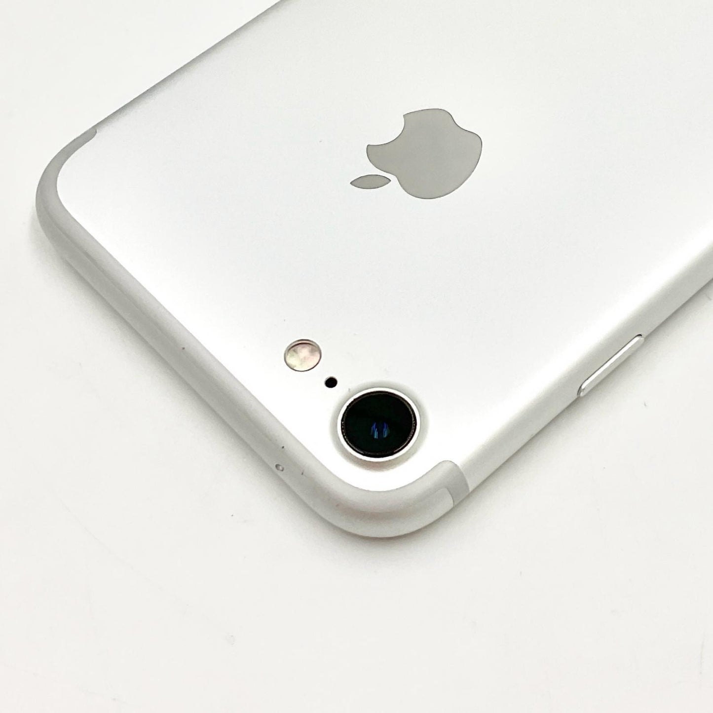 【全額返金保証】【最速発送】Apple iPhone iPhone 7 32GB シルバー docomo 白ロム 動作確認済 85%