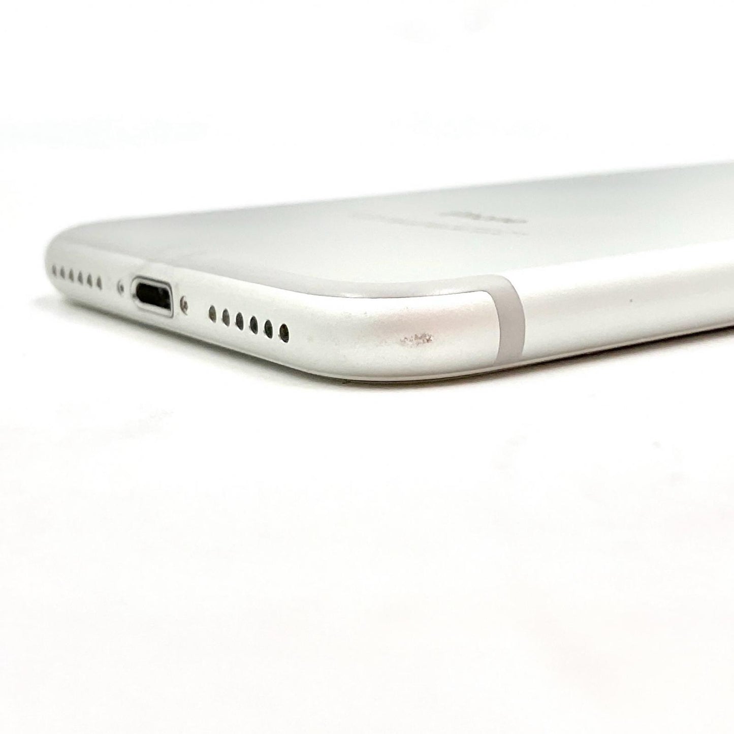 【全額返金保証】【最速発送】Apple iPhone iPhone 7 32GB シルバー docomo 白ロム 動作確認済 85%