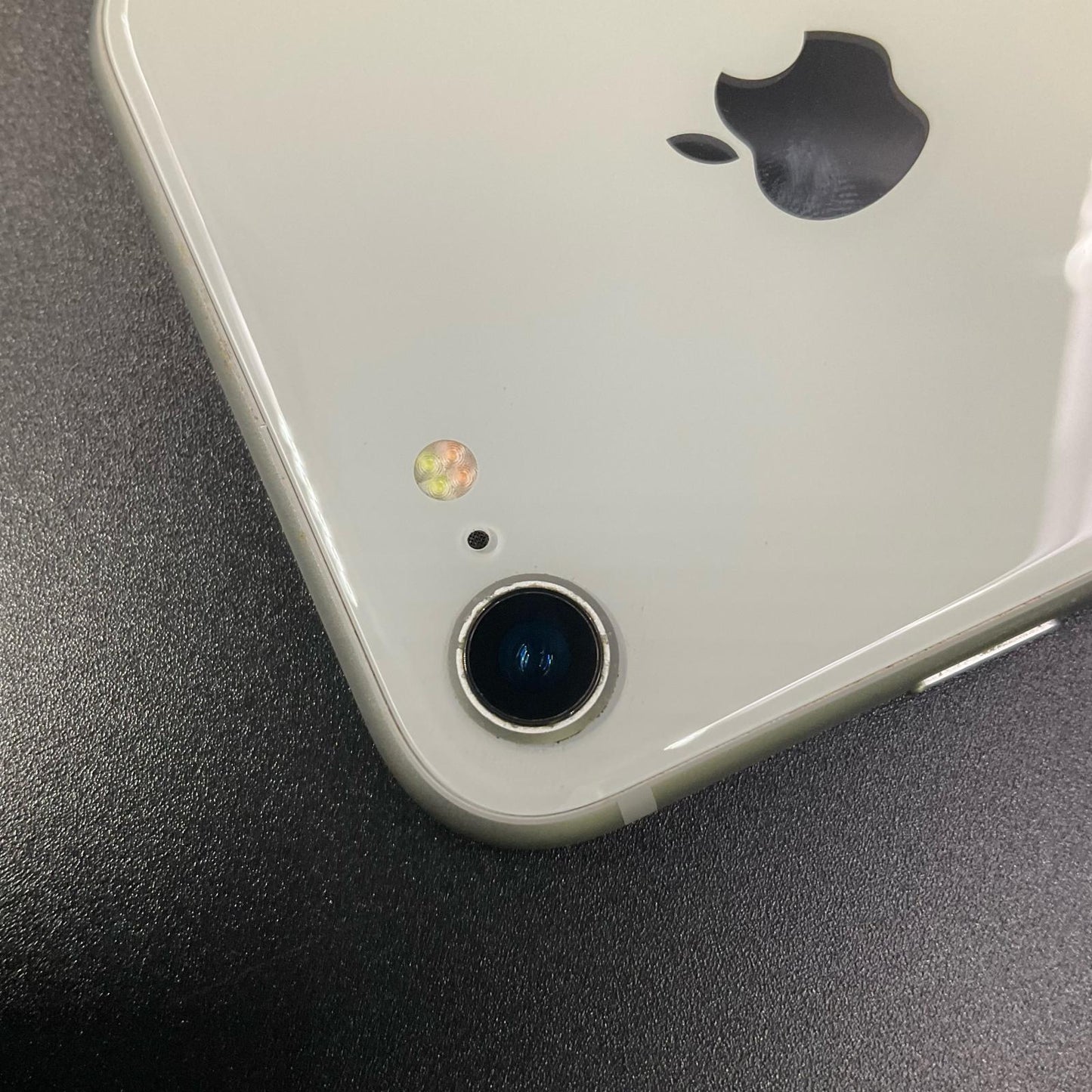 【全額返金保証】【最速発送】Apple iPhone iPhone 8 64GB シルバー docomo 白ロム 動作確認済 82%