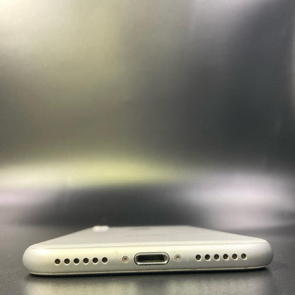 【全額返金保証】【最速発送】Apple iPhone iPhone 8 64GB シルバー docomo 白ロム 動作確認済 82%