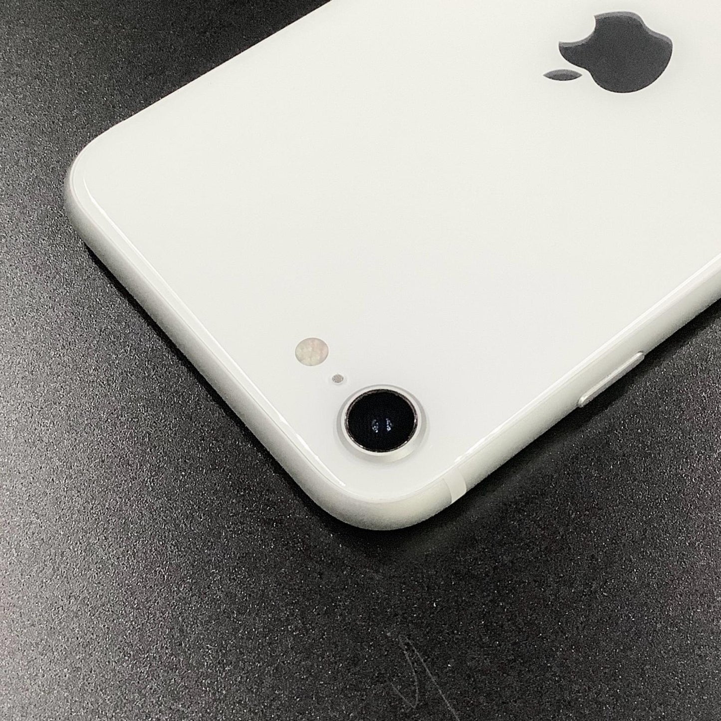 【最速発送】Apple iPhone iPhone SE（第2世代） 64GB ホワイト docomo 白ロム【難有】 84%