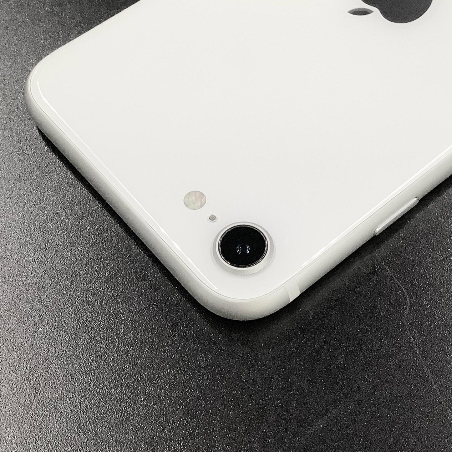 【全額返金保証】【最速発送】Apple iPhone iPhone SE（第2世代） 64GB ホワイト docomo 白ロム 動作確認済 78%