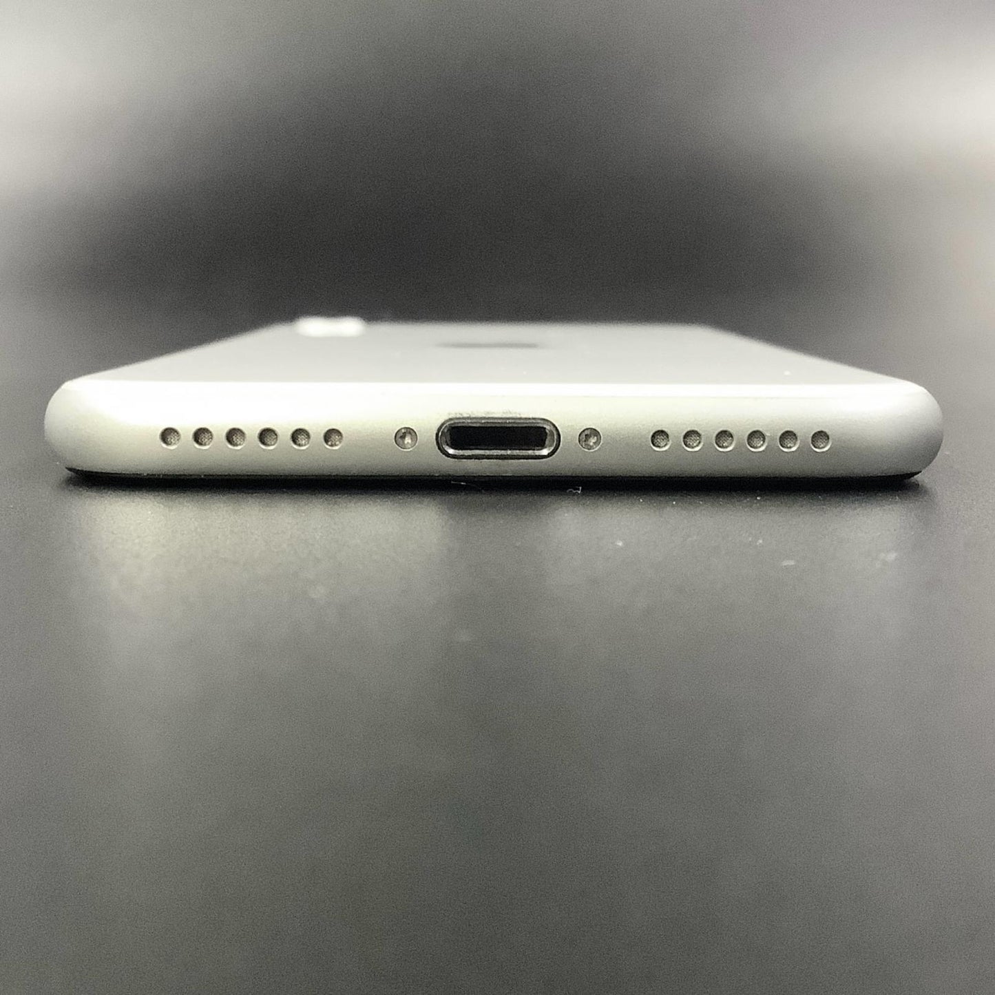 【全額返金保証】【最速発送】Apple iPhone iPhone SE（第2世代） 64GB ホワイト docomo 白ロム 動作確認済 78%