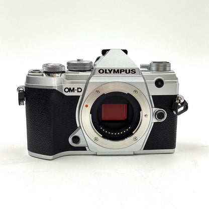 【全額返金保証】【最速発送】OLYMPUS デジタル一眼 OM-D E-M5 Mark III ボディ [シルバー] シルバー 超美品 動作確認済