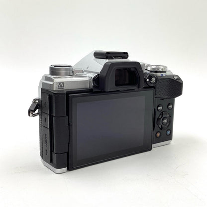 【全額返金保証】【最速発送】OLYMPUS デジタル一眼 OM-D E-M5 Mark III ボディ [シルバー] シルバー 超美品 動作確認済