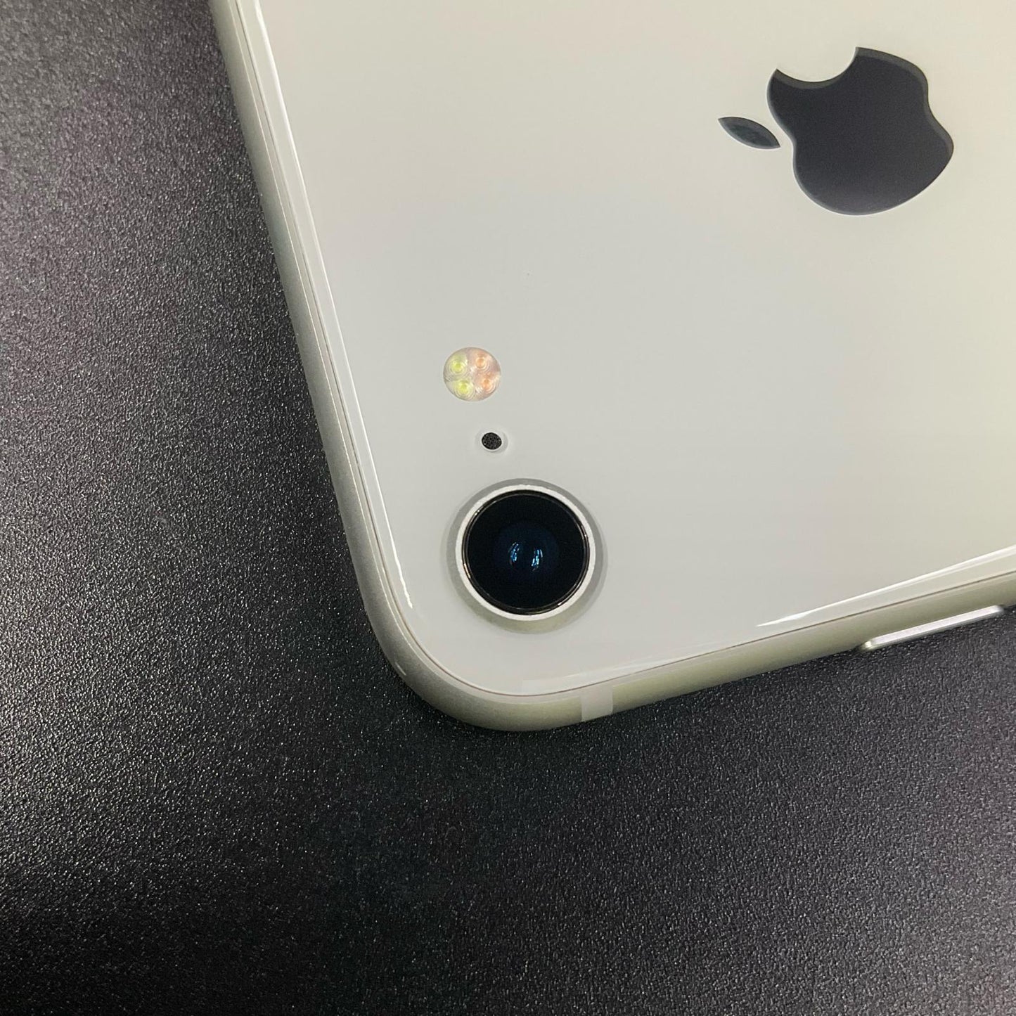 【全額返金保証】【最速発送】Apple iPhone iPhone 8 64GB シルバー docomo 白ロム 動作確認済 78%
