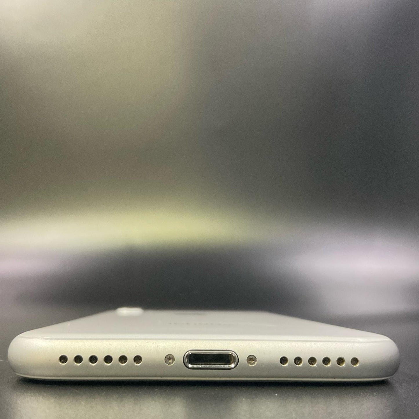 【全額返金保証】【最速発送】Apple iPhone iPhone 8 64GB シルバー docomo 白ロム 動作確認済 78%