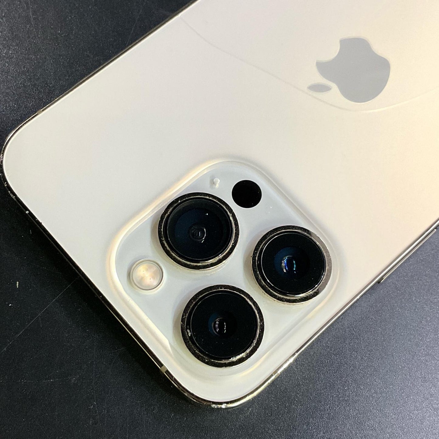 【最速発送】Apple iPhone iPhone 13 Pro 256GB ゴールド docomo 白ロム【難有】 79%