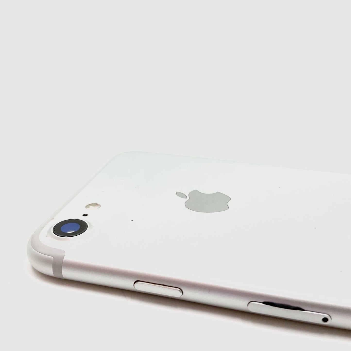 【全額返金保証】【最速発送】Apple iPhone iPhone 7 32GB シルバー au 白ロム 動作確認済 78%