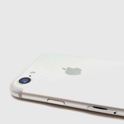 【全額返金保証】【最速発送】Apple iPhone iPhone 7 32GB シルバー au 白ロム 動作確認済 78%