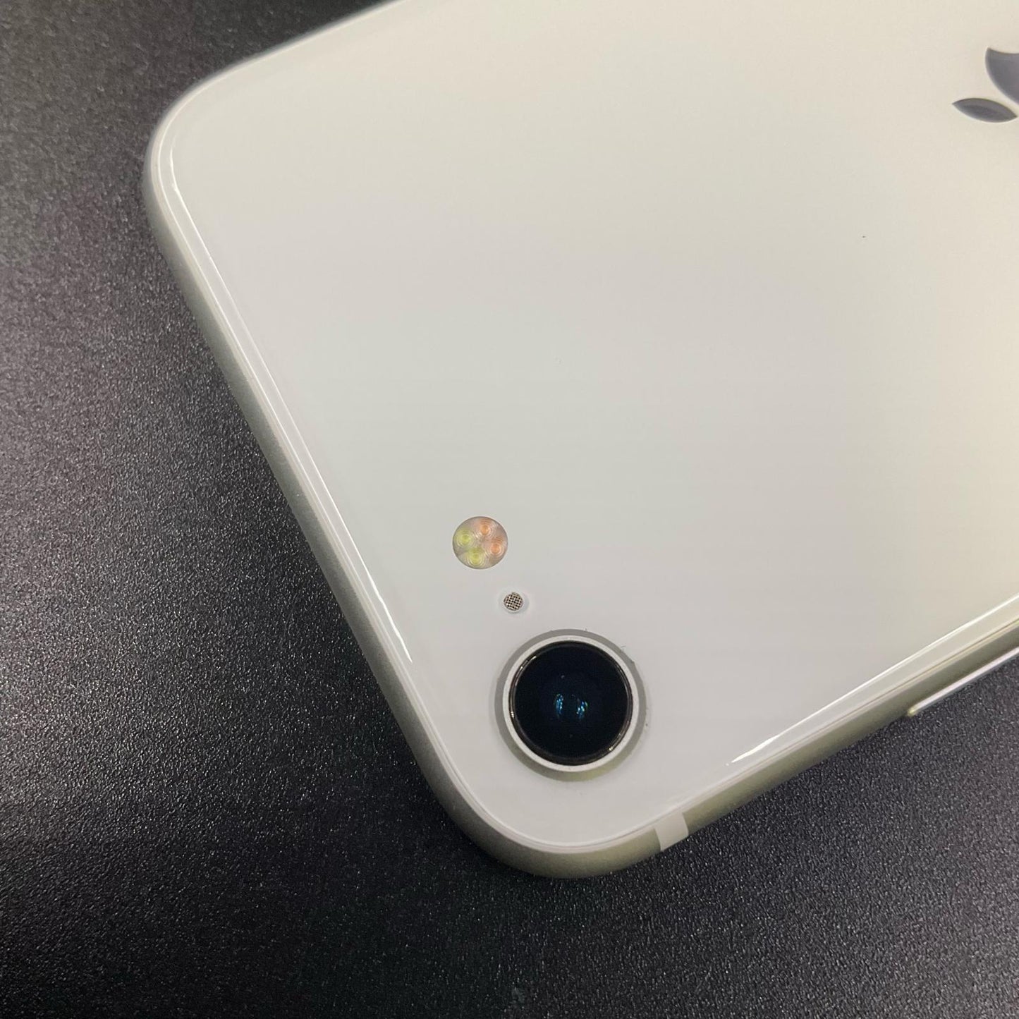 【全額返金保証】【最速発送】Apple iPhone iPhone SE（第2世代） 64GB ホワイト docomo 白ロム 動作確認済 81%