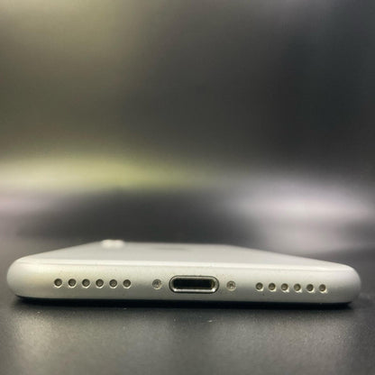【全額返金保証】【最速発送】Apple iPhone iPhone SE（第2世代） 64GB ホワイト docomo 白ロム 動作確認済 81%