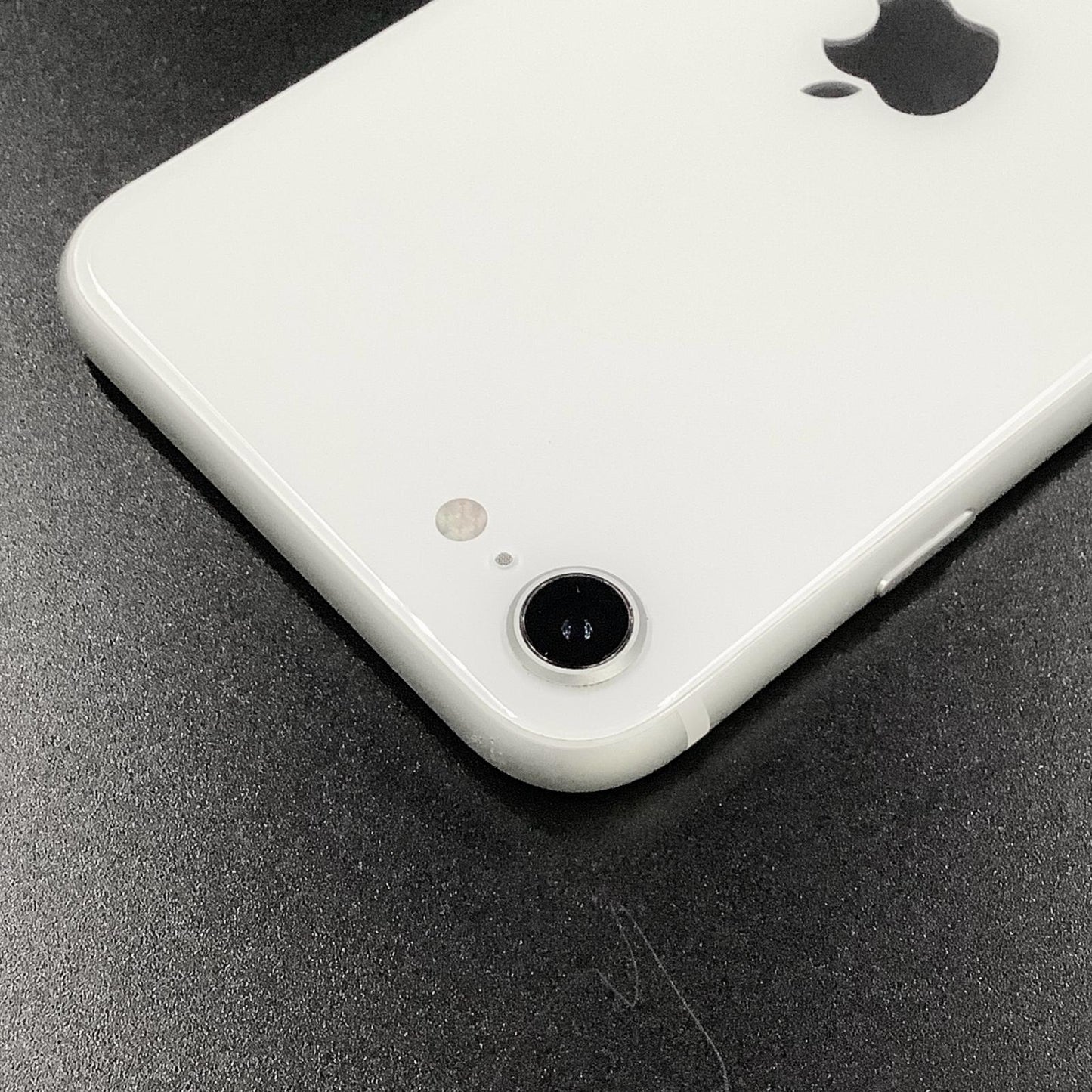 【全額返金保証】【最速発送】Apple iPhone iPhone SE（第2世代） 64GB ホワイト docomo 白ロム 動作確認済 87%